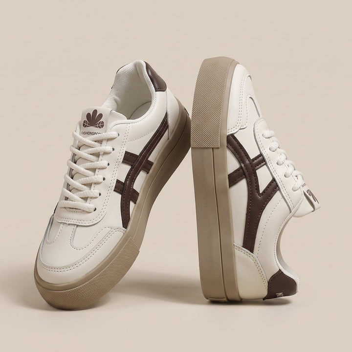 Vista posteriore delle sneakers retrò con gambale basso