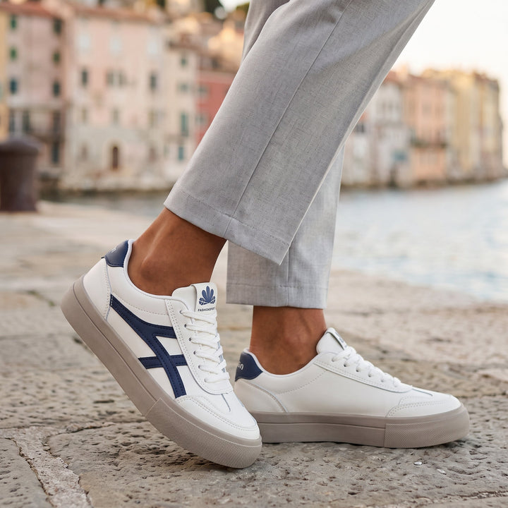 Sneakers retrò da donna con suola strutturata e allacciatura a stringhe, vista frontale