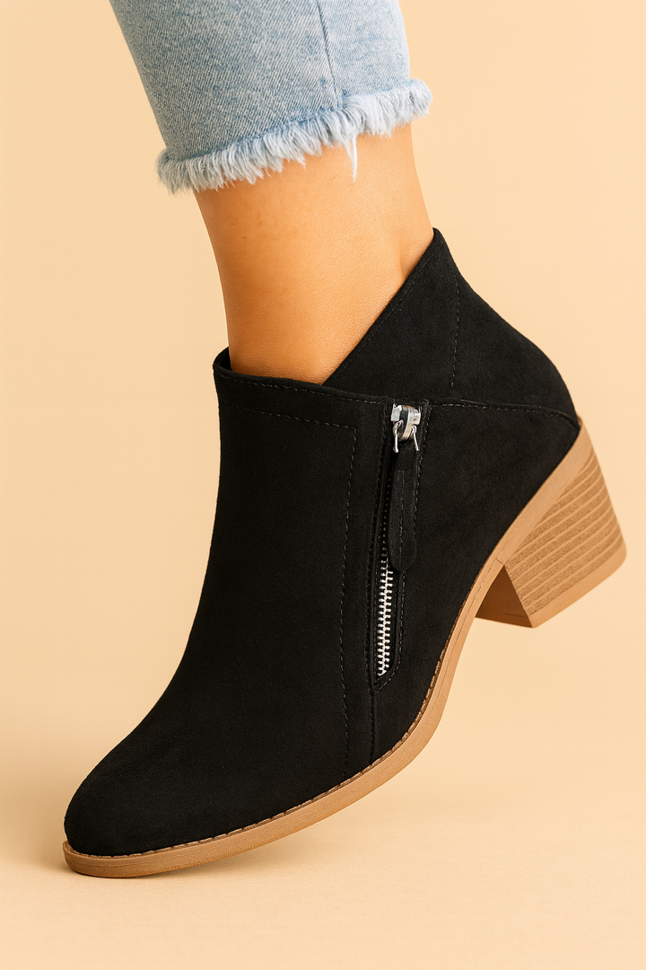 Stivaletto da donna su superficie piana, vista dall&
