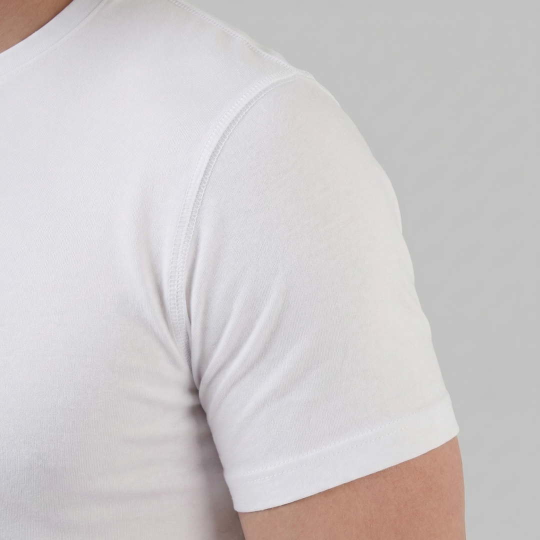 T-shirt slim da uomo indossata, inquadratura a tre quarti