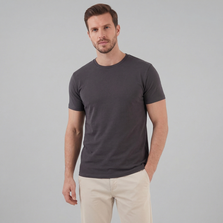 T-shirt da uomo slim in posa laterale