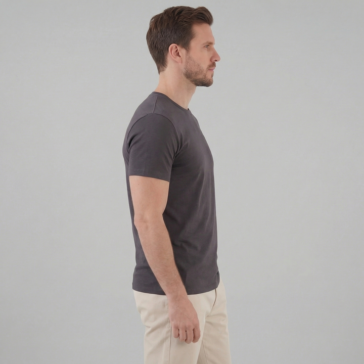 Dettaglio orlo dritto della t-shirt da uomo
