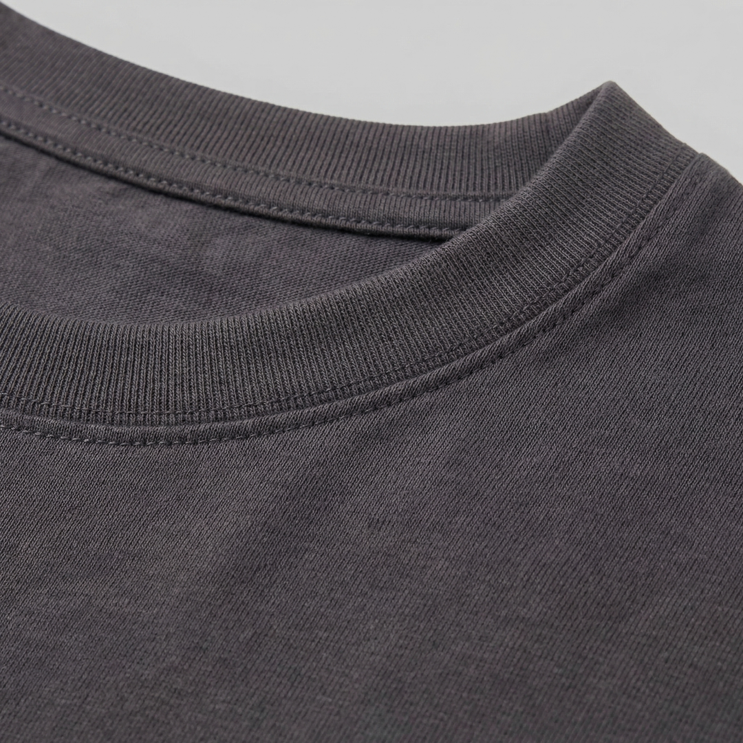 T-shirt da uomo indossata, vista intera frontale