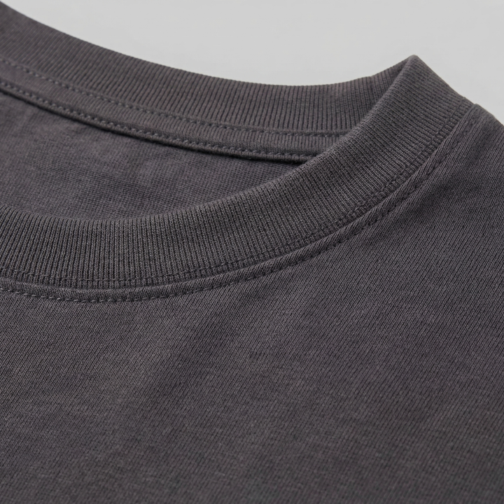 T-shirt da uomo indossata, vista intera frontale