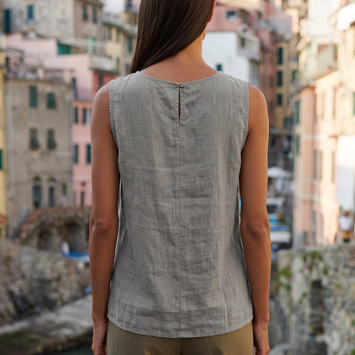 Veduta frontale del top con silhouette ampia e linea dritta