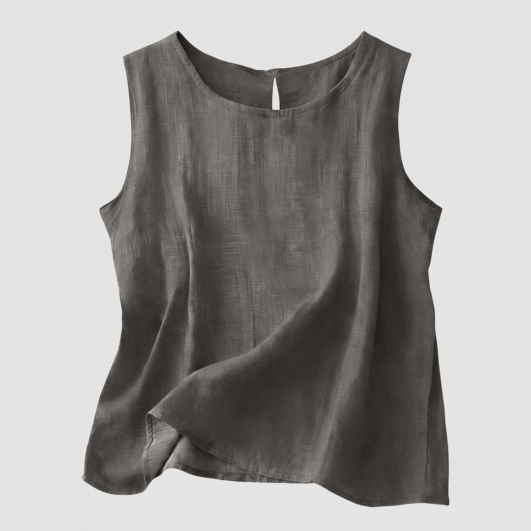 Top smanicato indossato in contesto casual all&