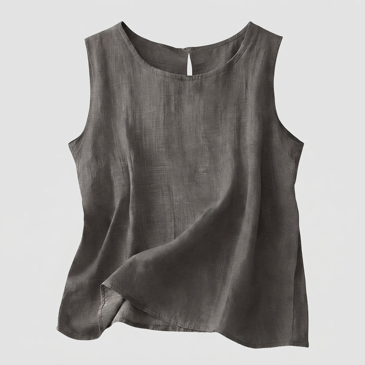 Top smanicato indossato in contesto casual all&