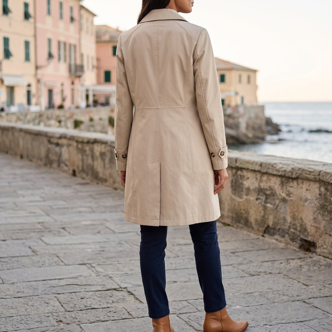 Dettaglio del collo con revers e bottoni del trench da donna