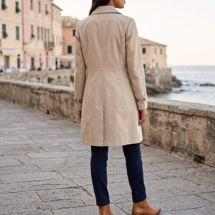 Dettaglio del collo con revers e bottoni del trench da donna
